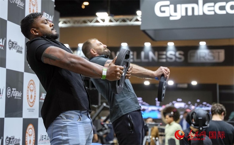 觀眾參加舉重物比賽。人民網(wǎng)中東中心分社塔里克·易卜拉欣攝