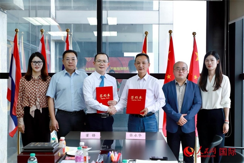 會談現(xiàn)場。左三為泰中僑商聯(lián)合會副主席董峰；右三為浙江大學(xué)光華法學(xué)院黨委書記張永華。人民網(wǎng)記者 簡承淵攝