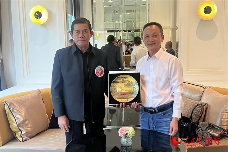 泰中友好協(xié)會會長、泰國前副總理功·塔帕朗西（左一）會見浙大團(tuán)組一行。人民網(wǎng)記者 簡承淵攝