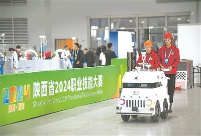 參賽選手在陜西省2024職業(yè)技能大賽新能源汽車智能化技術(shù)賽項(xiàng)比賽中。新華社記者 張博文攝