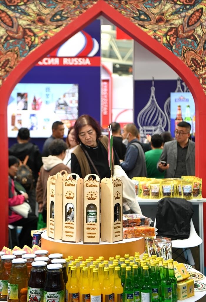 10月25日，觀眾在楊凌農(nóng)高會(huì)上合組織國(guó)家農(nóng)業(yè)展區(qū)了解農(nóng)產(chǎn)品。新華社記者 鄒競(jìng)一 攝