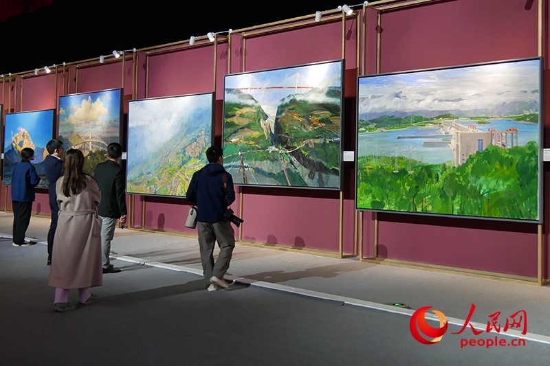 觀眾正在欣賞畫作。人民網(wǎng)記者 韋衍行攝