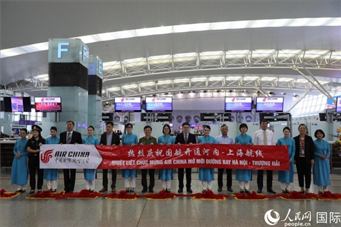 中國駐越南大使館經(jīng)商處參贊李振民等兩國嘉賓為儀式剪彩。 人民網(wǎng)記者 楊曄攝