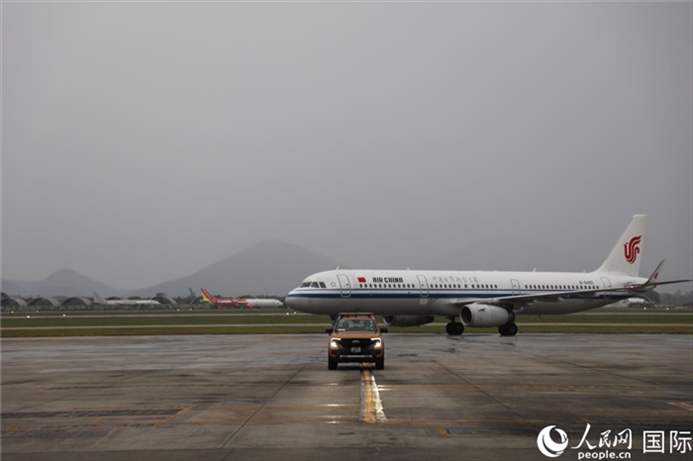 國航上海——河內(nèi)首班飛機抵達河內(nèi)內(nèi)排機場。人民網(wǎng)記者 楊曄攝