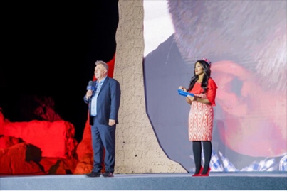 丹尼（左一）在“何以中國(guó)·五星出東方”網(wǎng)絡(luò)主題宣傳活動(dòng)現(xiàn)場(chǎng)演講。人民視頻供圖