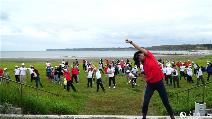 開跑前的熱身運動。人民網(wǎng) 蔣曉辰攝