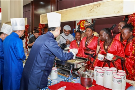 恩賈梅納大學(xué)孔子學(xué)院的學(xué)生們對(duì)中國(guó)餃子情有獨(dú)鐘。主辦方供圖