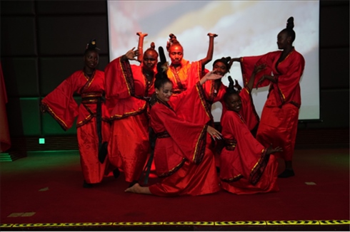 孔子學(xué)院的學(xué)生表演中國(guó)舞《昭君出塞》。主辦方供圖