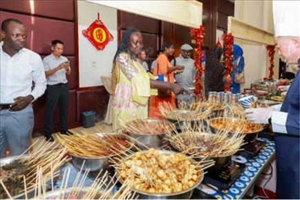 四川麻辣燙也是最愛(ài)乍得朋友們青睞的美食。主辦方供圖