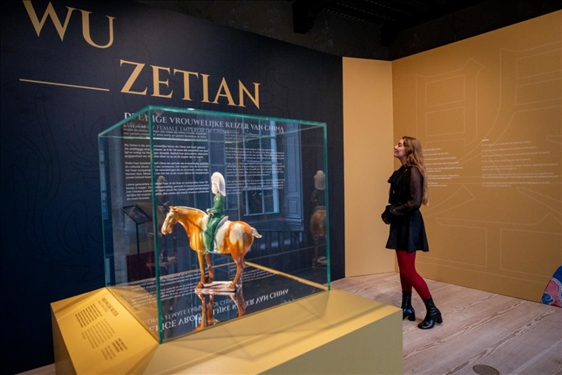 圖為觀眾在參觀“一代女皇武則天展”。(中華人民共和國駐荷蘭王國大使館供圖)