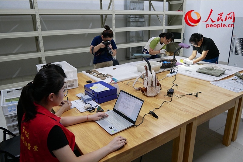 普查隊員們正在庫房內(nèi)工作。人民網(wǎng)記者 韋衍行攝