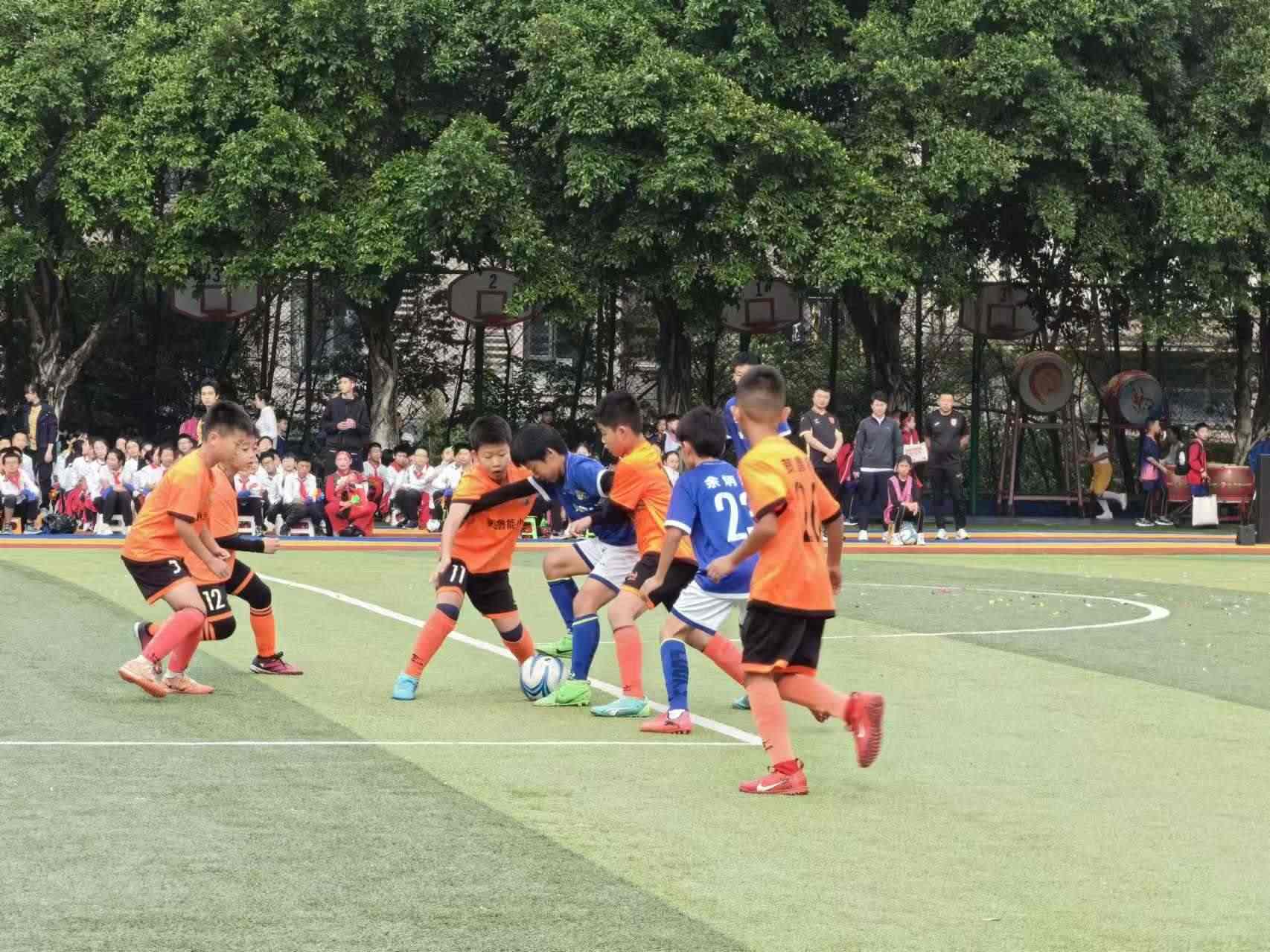 珊瑚魯能小學(xué)的學(xué)生們?cè)谶M(jìn)行足球比賽。 人民網(wǎng)記者 楊磊攝