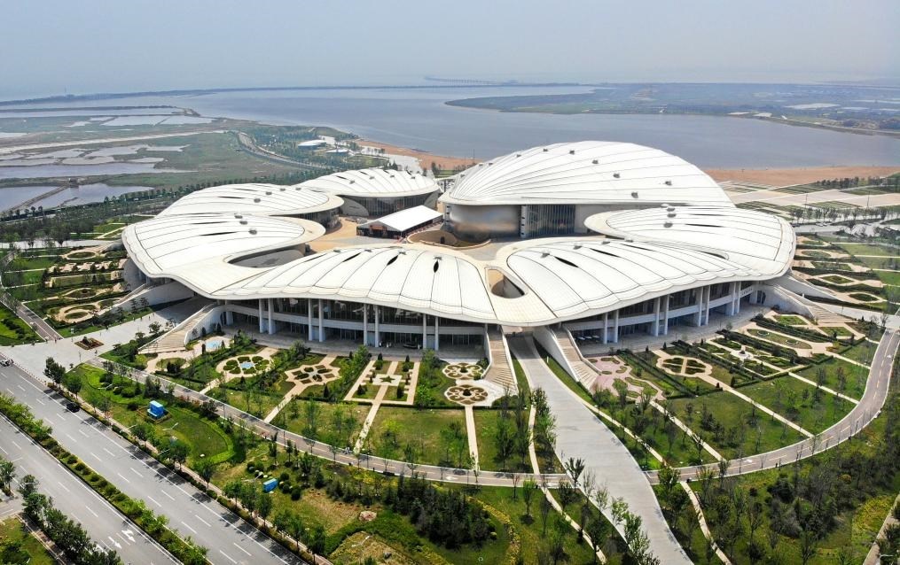 位于中國(guó)—上海合作組織地方經(jīng)貿(mào)合作示范區(qū)的青島·上合之珠國(guó)際博覽中心（2024年7月18日攝，無(wú)人機(jī)照片）。新華社記者李紫恒 攝