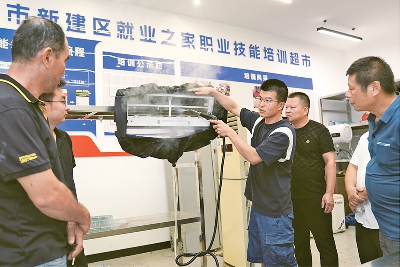 黨的二十屆三中全會強調(diào)，要健全終身職業(yè)技能培訓(xùn)制度。圖為2024年9月12日一位老師在給學(xué)員進行家電清洗技術(shù)培訓(xùn)。 新華社記者 萬象/攝