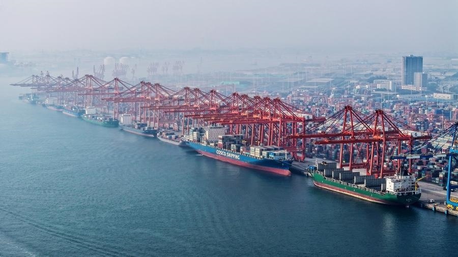 在廣西欽州港碼頭，多艘海輪在排隊(duì)卸貨（無人機(jī)照片，2024年3月28日攝）。新華社記者 張愛林 攝