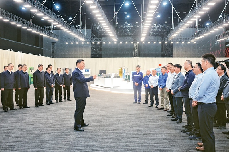 2024年10月17日至18日，中共中央總書記、國家主席、中央軍委主席習近平在安徽考察。這是17日下午，習近平在合肥濱湖科學城考察時，同現(xiàn)場科研人員和企業(yè)負責人親切交流。 新華社記者 鞠鵬/攝