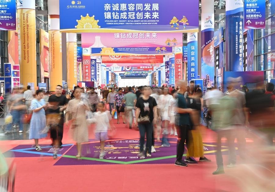 2024年9月28日，觀眾在廣西南寧市舉行的第21屆中國—東盟博覽會(huì)上參觀。新華社記者 周華 攝