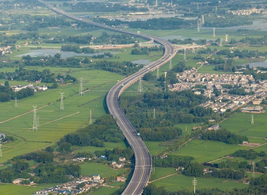 俯瞰四川天府新區(qū)至邛崍高速公路一角（2024年7月2日攝，無人機(jī)照片）。新華社記者 江宏景 攝