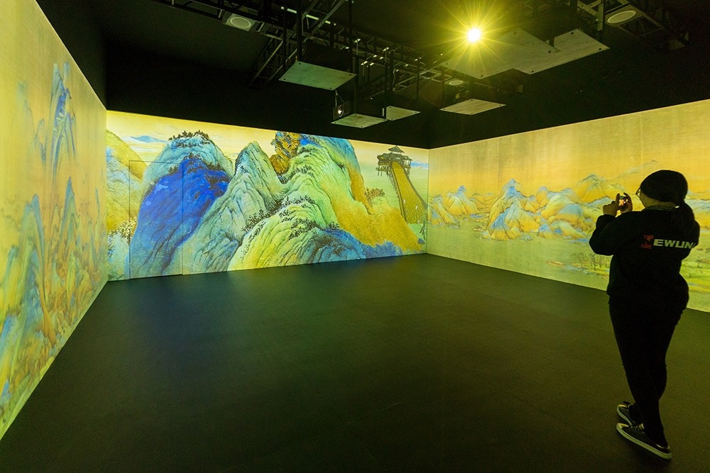 2019年1月29日，上海，市民在“千里江山圖科技藝術(shù)展”上參觀北宋名畫《千里江山圖》的AR全景展示并打卡拍照。