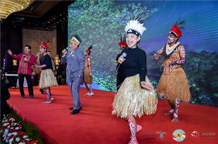 山東濟寧職業(yè)技術學校印尼巴布亞留學生演唱與大使一起演唱巴布亞傳統(tǒng)歌曲。印尼駐華大使館供圖