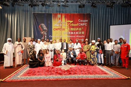 選手、評委、組委會工作人員共同與頒獎嘉賓合影。中國石油非洲公司供圖