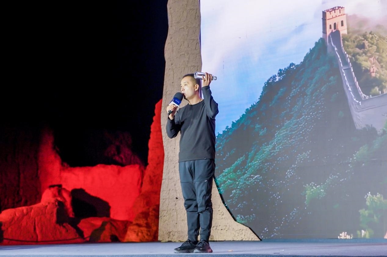 李剛在“何以中國·五星出東方”網(wǎng)絡(luò)主題宣傳活動現(xiàn)場演講。人民視頻供圖