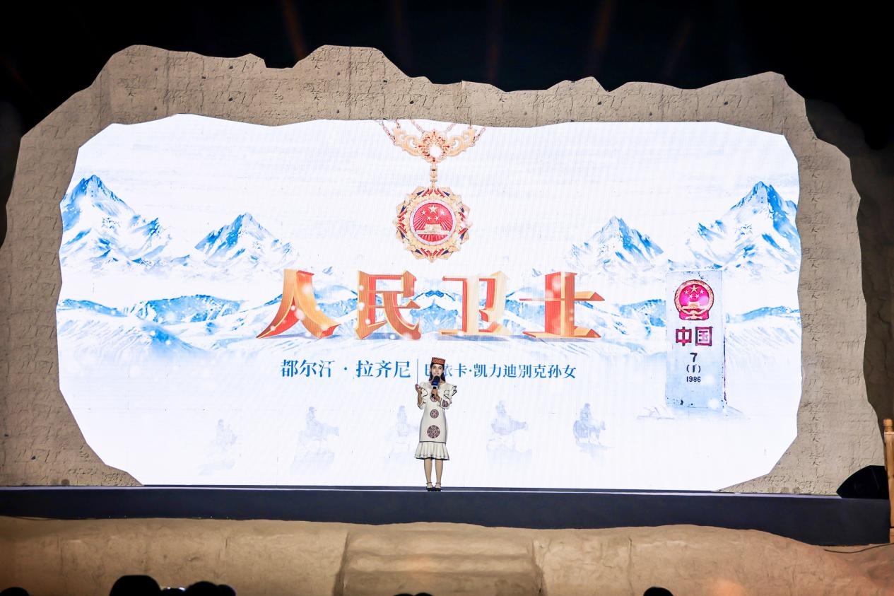 都爾汗·拉齊尼在“何以中國·五星出東方”網(wǎng)絡(luò)主題宣傳活動現(xiàn)場演講。人民視頻供圖