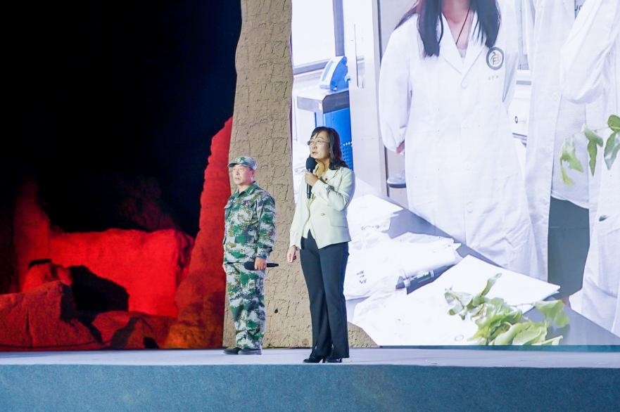 吳翠云（右一）在“何以中國·五星出東方”網(wǎng)絡(luò)主題宣傳活動現(xiàn)場演講。人民視頻供圖