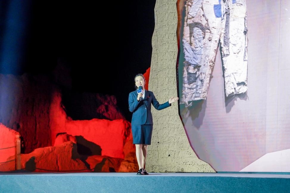 顧晨葉在“何以中國·五星出東方”網(wǎng)絡(luò)主題宣傳活動現(xiàn)場演講。人民視頻供圖