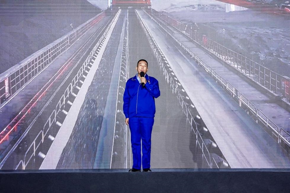 邵旭鵬在“何以中國·五星出東方”網(wǎng)絡(luò)主題宣傳活動現(xiàn)場演講。人民視頻供圖