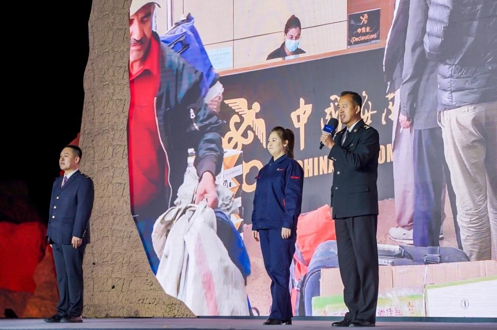 張曉波（右一）在“何以中國·五星出東方”網(wǎng)絡(luò)主題宣傳活動現(xiàn)場演講。人民視頻供圖