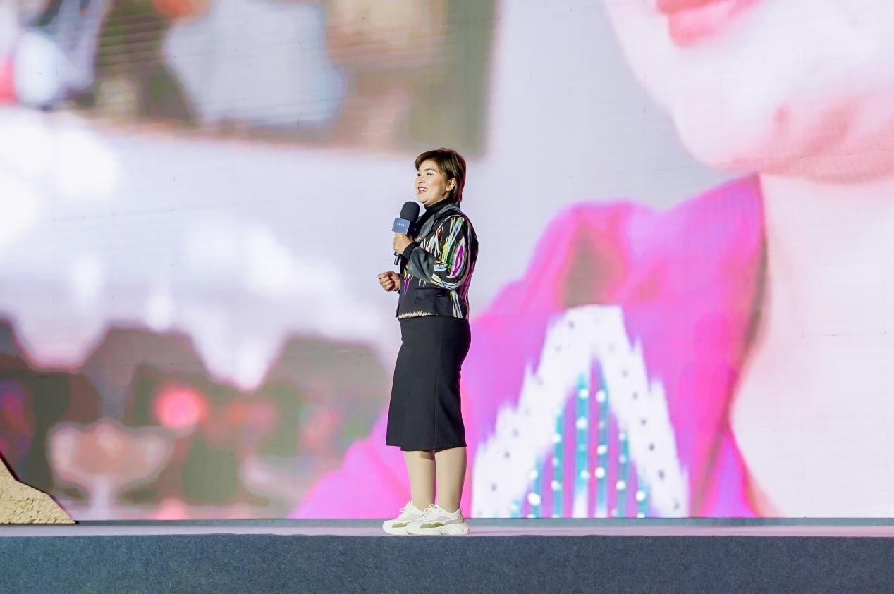 如克亞木·麥提賽地在“何以中國·五星出東方”網(wǎng)絡(luò)主題宣傳活動現(xiàn)場演講。人民視頻供圖