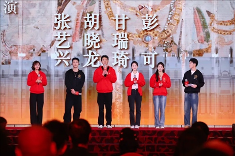 《受到召喚·敦煌》眾演員與現(xiàn)場觀眾互動交流。主辦方供圖