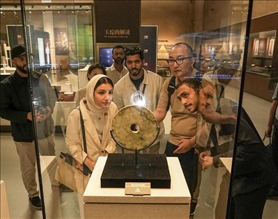 阿聯(lián)酋青年在良渚文化博物院參觀。中國銀行供圖