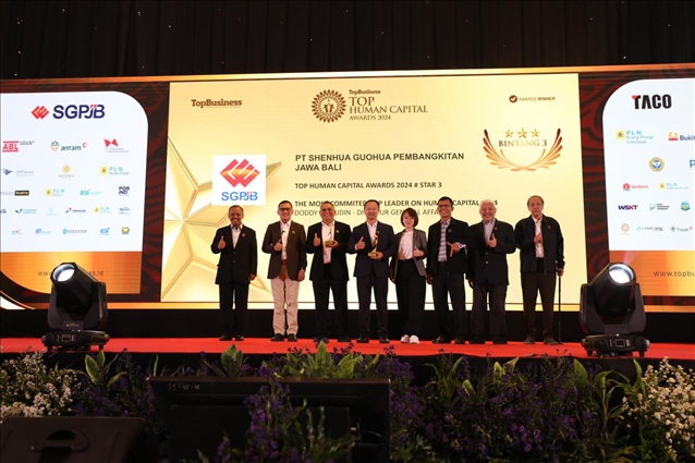 國(guó)能印尼爪哇發(fā)電公司董事長(zhǎng)趙志剛（左四）與其他獲獎(jiǎng)?wù)吆嫌?。?guó)能印尼爪哇發(fā)電公司供圖