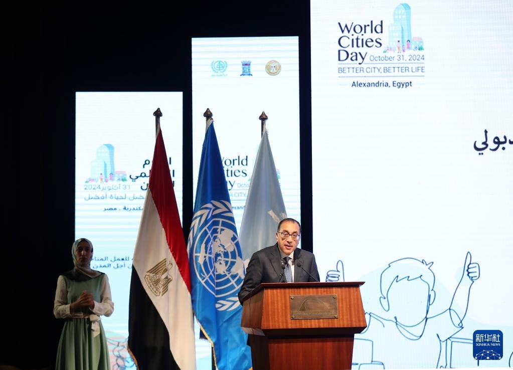 10月31日，在埃及亞歷山大，埃及總理馬德布利在活動上致辭。新華社記者 王東震 攝