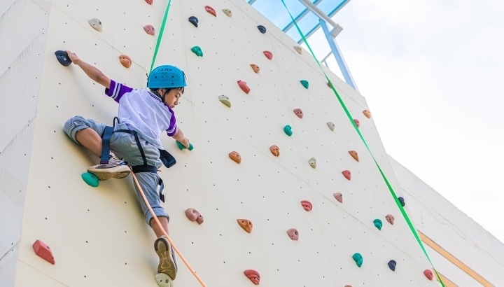 浙江臺(tái)州，正在學(xué)習(xí)攀巖課程的小學(xué)生