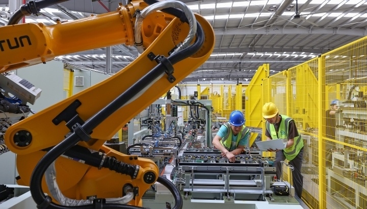 江蘇昆山，智能生產(chǎn)線上人機(jī)協(xié)同作業(yè)