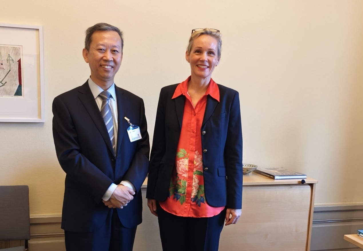 中國駐瑞典大使崔愛民會見瑞典外交部外貿(mào)總司長米蘭德。中國駐瑞典大使館供圖