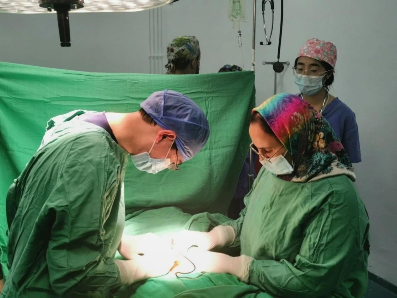 中國(guó)醫(yī)療隊(duì)員與當(dāng)?shù)蒯t(yī)生合作開(kāi)展手術(shù)。第196批中國(guó)援助摩洛哥醫(yī)療隊(duì)塞達(dá)特分隊(duì)供圖