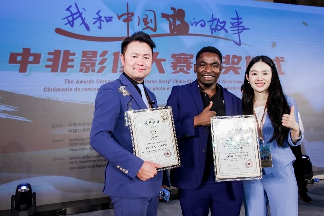 王曉樂（中）與其他嘉賓合影。主辦方供圖