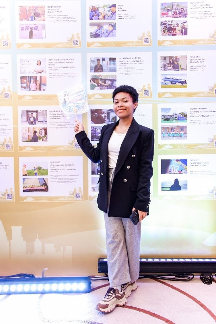 愈靈兒和她的作品合影。主辦方供圖