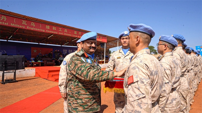 聯(lián)南蘇團(tuán)部隊(duì)司令莫漢中將為維和官兵授勛。秦貴君攝