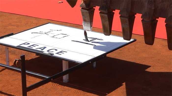 工程機(jī)械表演寫書法。王皓宇攝