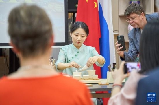 這是11月2日在俄羅斯符拉迪沃斯托克的活動(dòng)現(xiàn)場拍攝的茶藝表演。新華社發(fā)（郭飛洲攝）