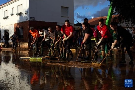 11月2日，居民在西班牙烏鐵爾清理房屋。新華社記者 孟鼎博 攝