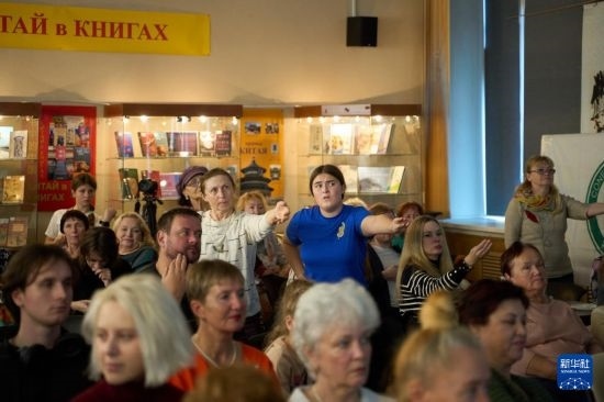 11月2日，來賓在俄羅斯符拉迪沃斯托克的活動(dòng)現(xiàn)場模仿八段錦的動(dòng)作。新華社發(fā)（郭飛洲攝）