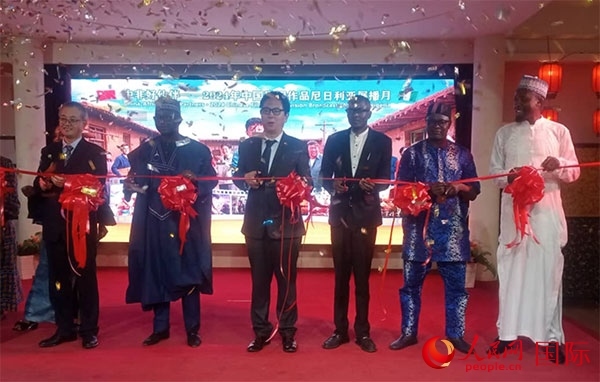 嘉賓們?yōu)橛耙曊共ピ禄顒蛹舨?。人民網(wǎng)記者 姜宣攝