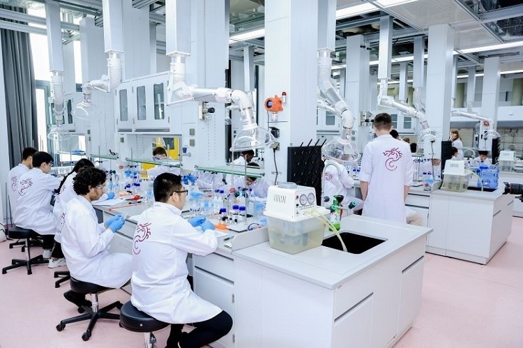 中外學生同堂做實驗。深北莫供圖