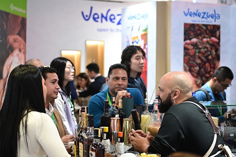 2023年11月9日，上海，觀眾在進博會委內瑞拉館參觀、交流、洽談。